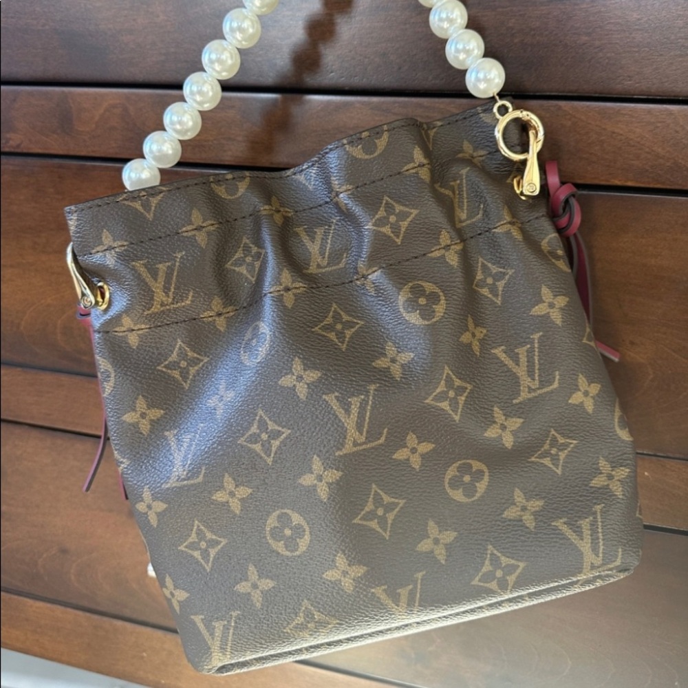 Brand New Louis Vuitton pouch with D ring and double sided Bandoulière S…